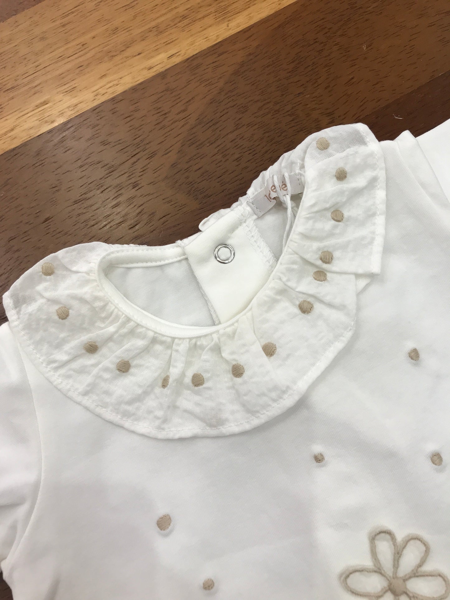 Pagliaccetto Le Bebè in cotone mezza manica con collo con rusche con pois beige e fiori ricamati sul davanti