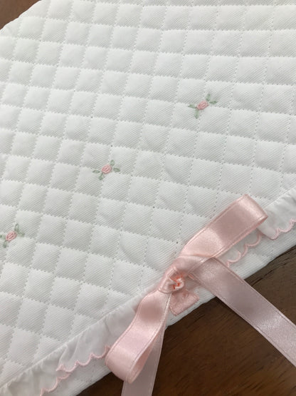 Busta Cambio Pepecè in cotone trapuntato bianco con rusche rosa e rose ricamate a mano