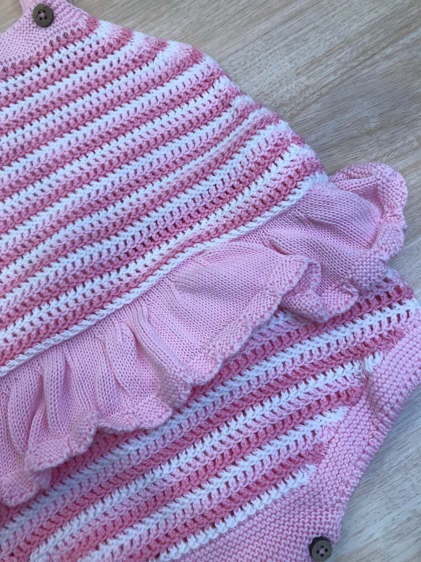 Pagliaccetto PCS in filo rosa con bretelle con rusche in vita a righe bianche e tonalità di rosa
