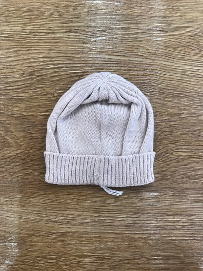 Cappello Baby Lord  in filo tortora con orsetto celeste e fiocchetto