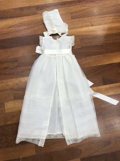 Abito Belan in organza in seta smanicato con pieghe e pizzo ricamato sul davanti e cuffietta coordinata