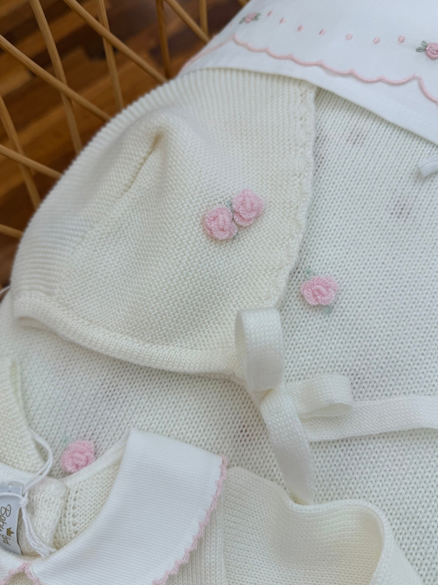 Coordinato Baby Lord in lana panna con rose rosa ricamate a mano