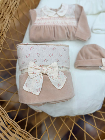 Coordinato nascita Baby Gi in ciniglia con lavorazione di punto smock fiorellini e fiocchetti