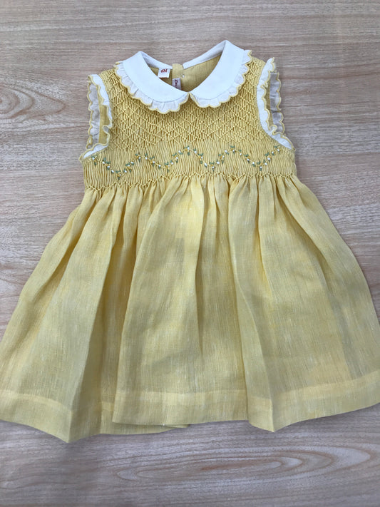 Abito Les Enfants de Gisele in lino smanicato con corpetto lavorato da punto smock e fiorellini, con collo bianco con rusche rifinita in giallo