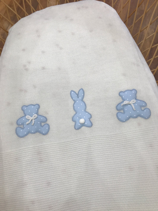 Coperta Baby Lord in lana panna con applicazione di orsetti e coniglio celeste a pois