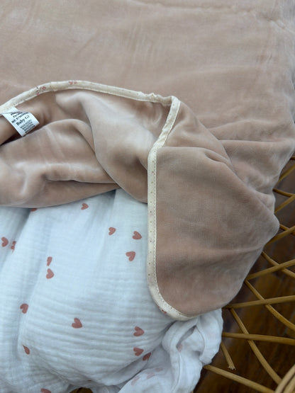 Coperta Baby Gi in ciniglia rosa antico con fascia floreale e fiocchetto