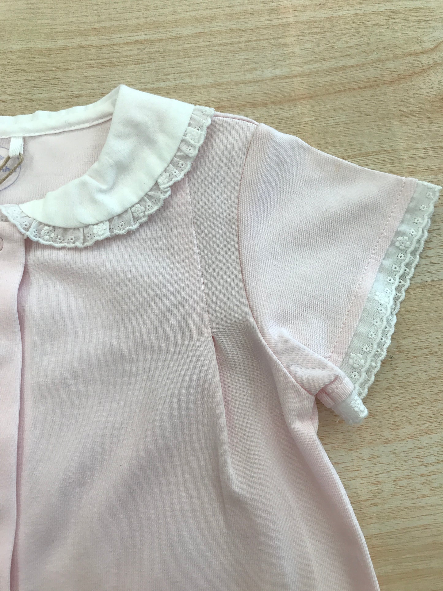 Pagliaccetto Laranjinha in cotone rosa con colletto con san gallo e sul retro rifinito a punta con fiori