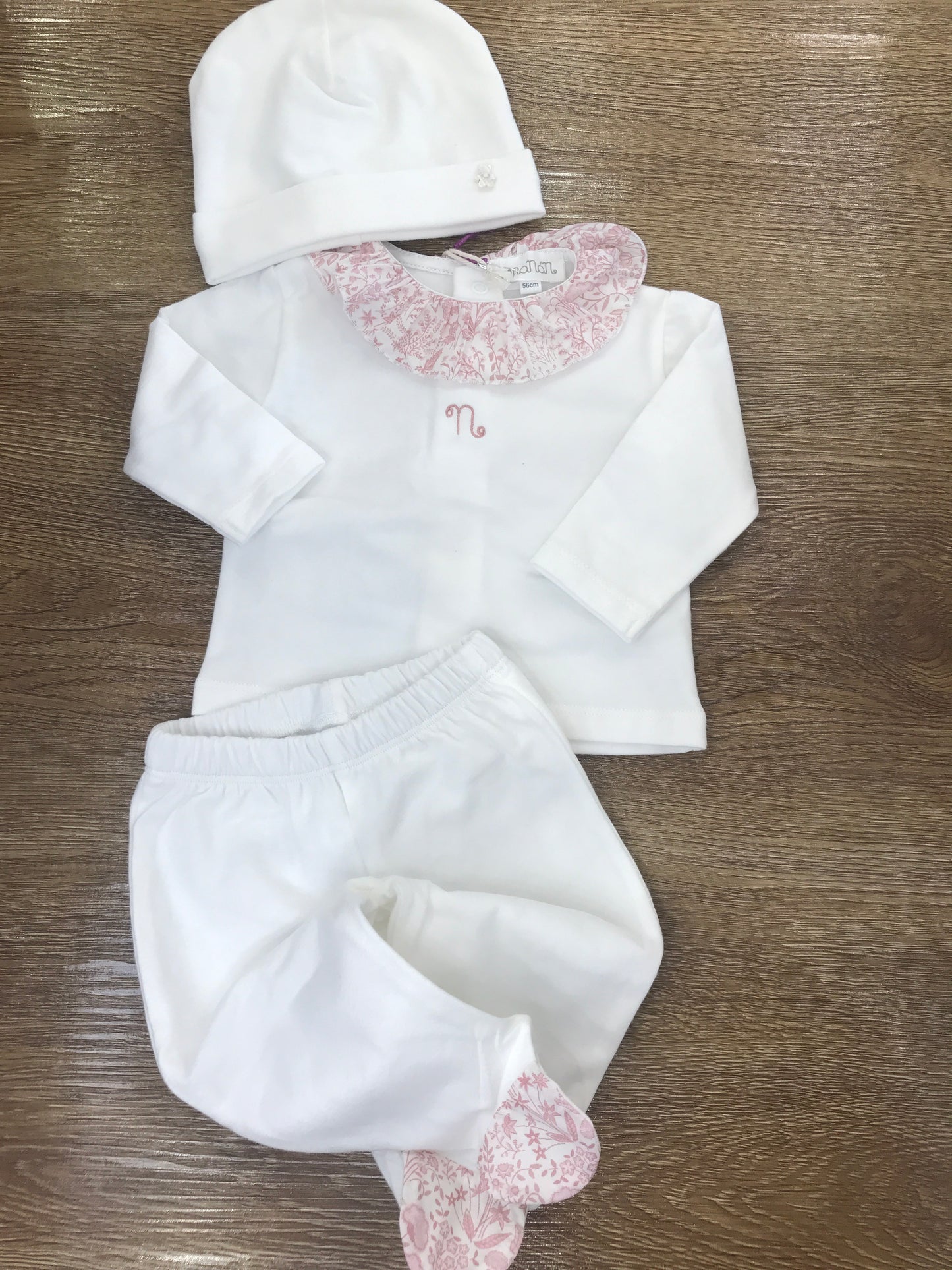 Tutina Nanan due pezzi in caldo cotone con piedini e rusche al colletto con fiori rosa e cappello panna abbinato