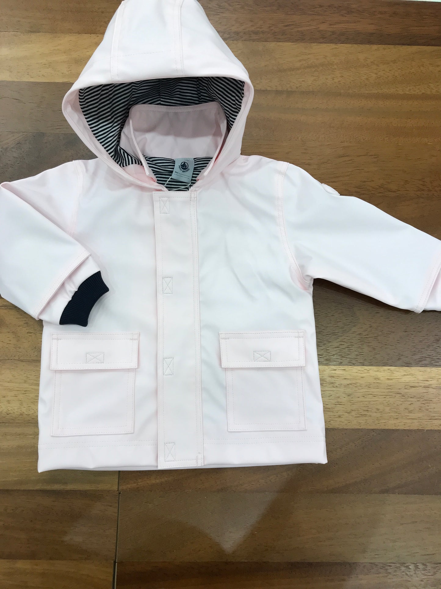 Giubbotto Impermeabile Petit Bateau rosa con cappuccio con zip e strappo e tasche sul davanti