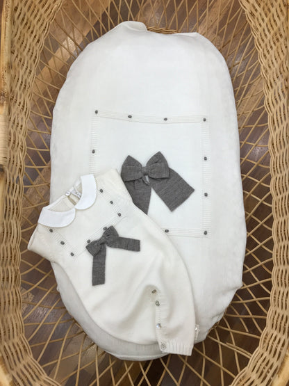 Coordinato Baby Lord in lana panna e tortora con pois e fiocchi