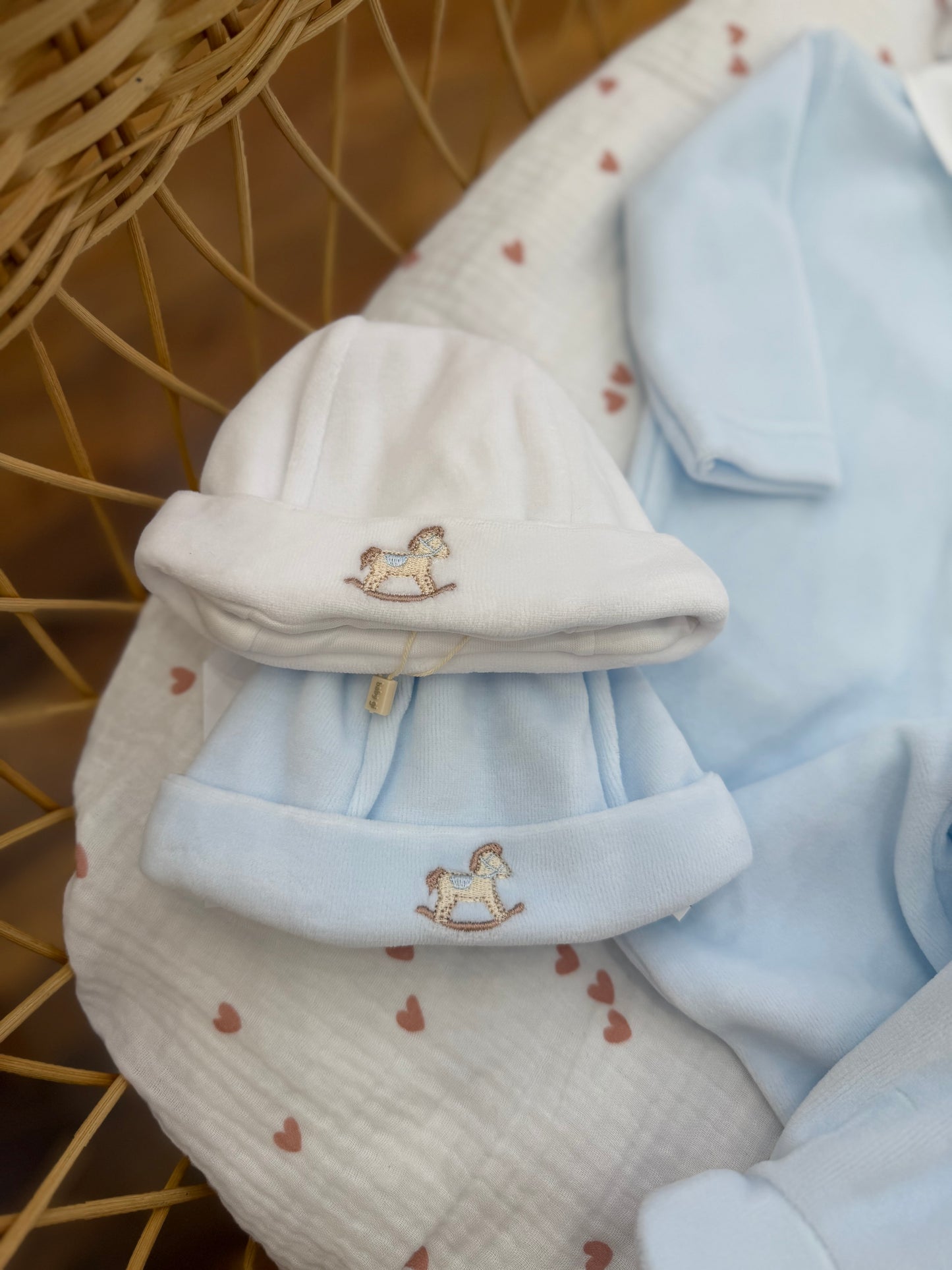 Coordinato nascita Baby Gi in ciniglia con ricami celesti e cavallo a dondolo