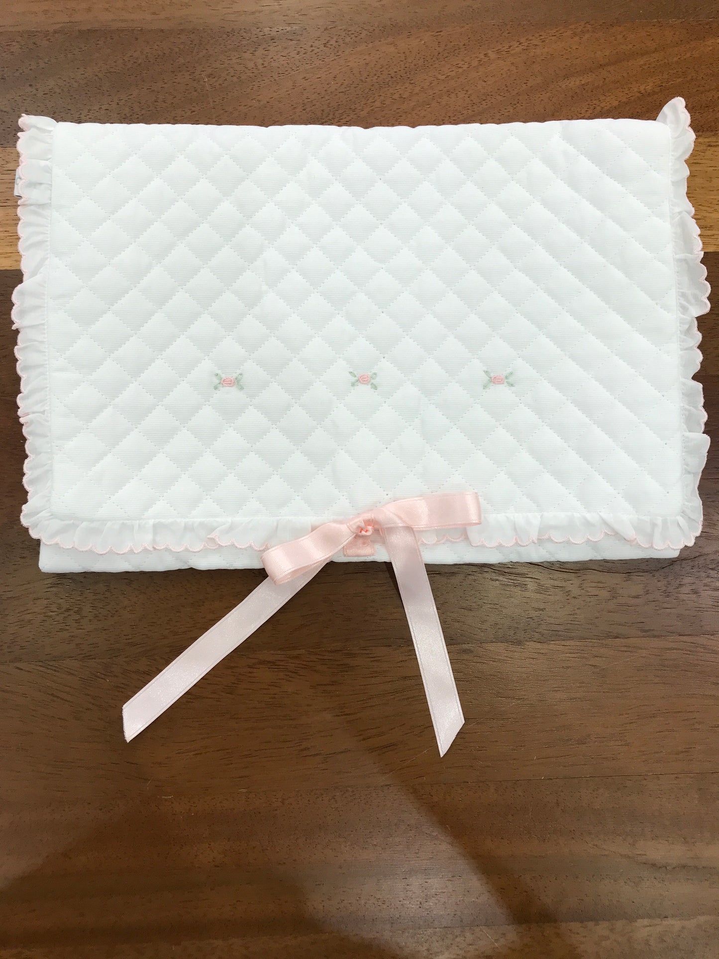 Busta Cambio Pepecè in cotone trapuntato bianco con rusche rosa e rose ricamate a mano