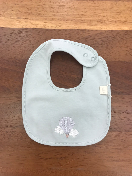 Bavetta Baby Gi in cotone verde menta con mongolfiera e nuvolette ricamate sul davanti