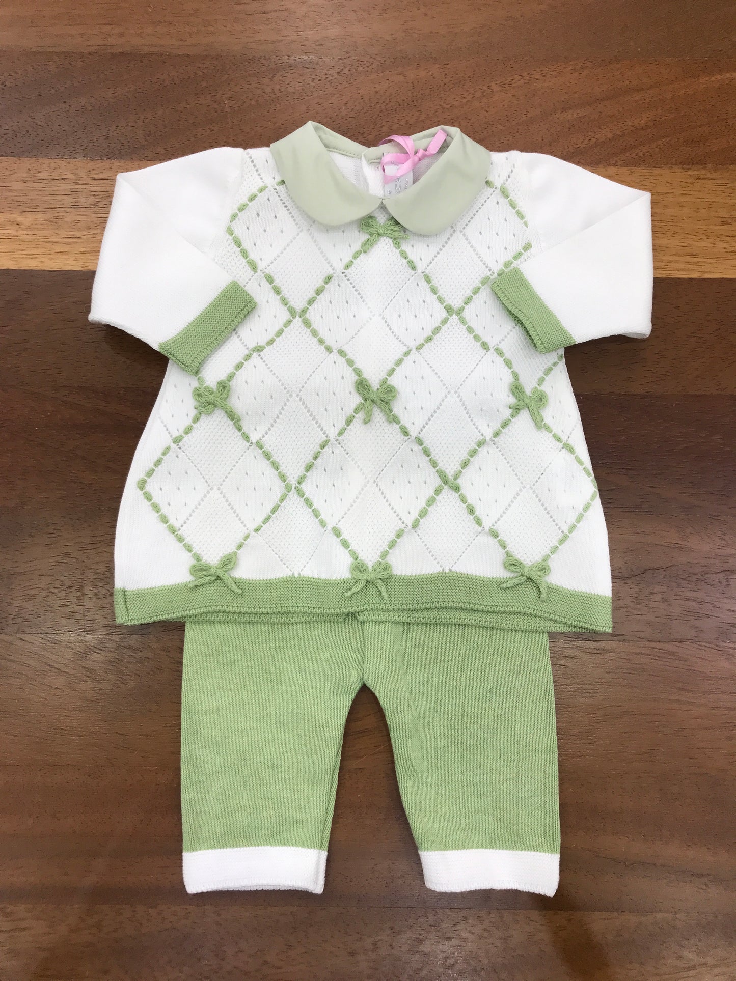 Tutina Colori Chiari in filo di cotone due pezzi in verde e bianco con motivo a rombi e fiocchetti ricamati
