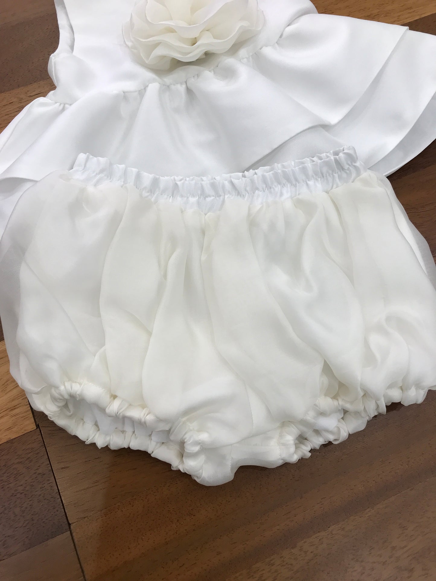 Completo a'lapage in seta e raso blusa con fiore centrale con culotte in seta
