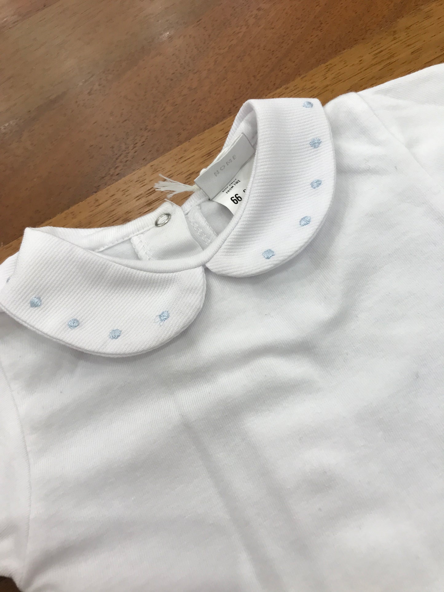 Body Coccodè in cotone bianco mezza manica con collo tondo bianco con pois celesti ricamati