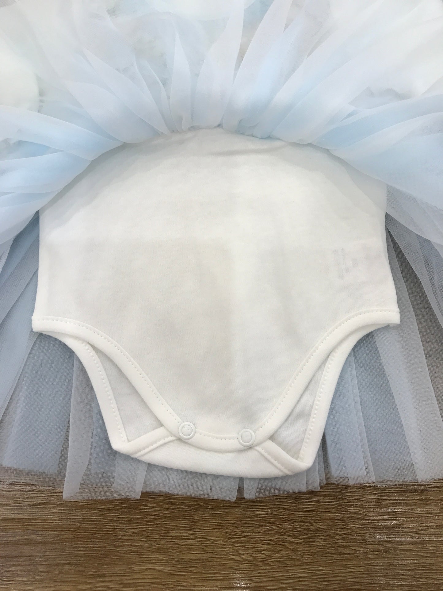 Abito Sofija in caldo cotone manica lunga con fiori e tulle bianco e celeste