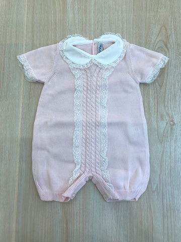 Pagliaccetto Bebè di Almy in filo rosa mezza manica con lavorazione di trecce rifinita da valancienne