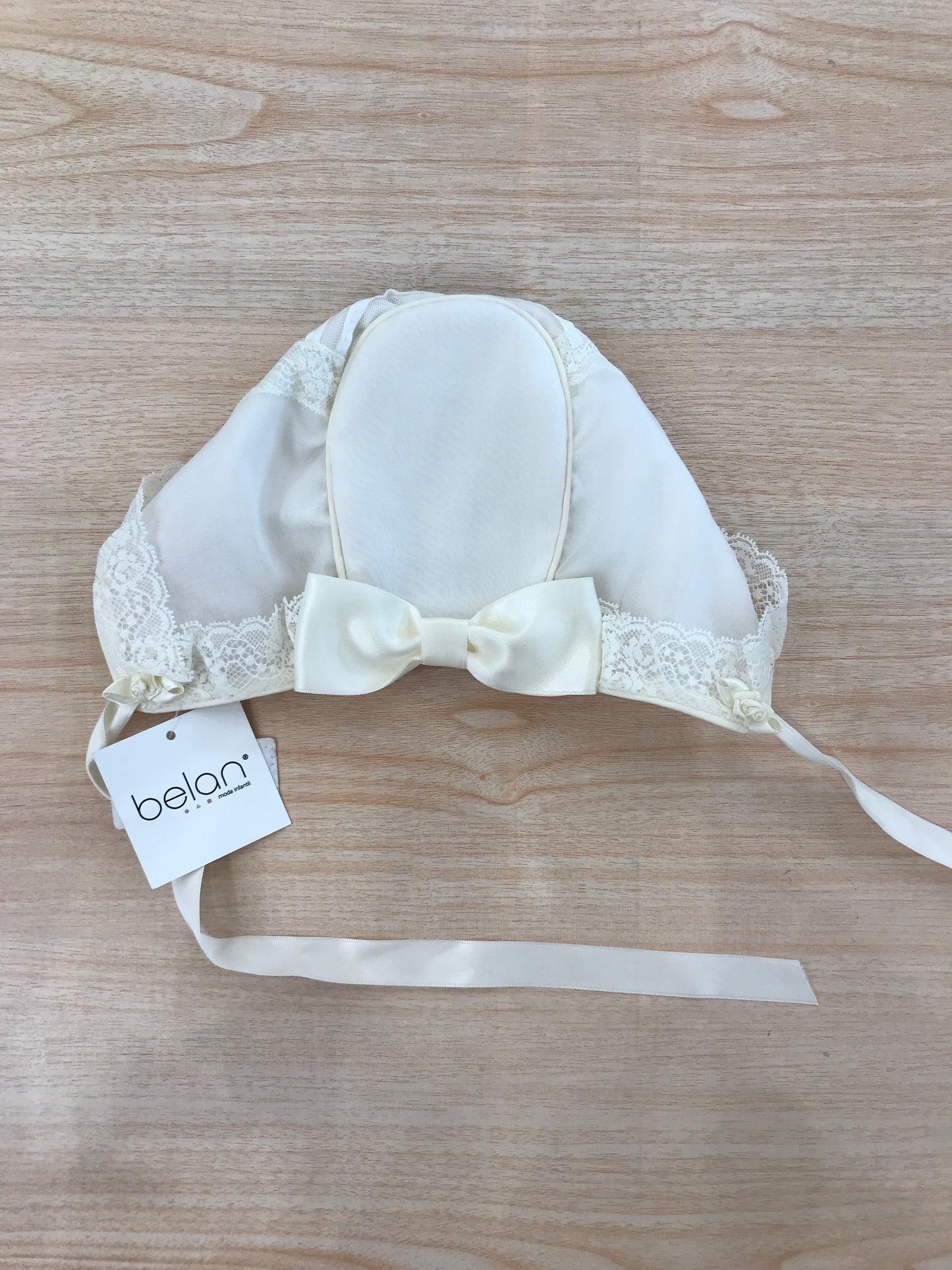 Cuffietta Belan in organza con pizzo applicato sul davanti e pieghe con fiocco sul retro