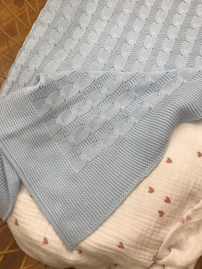 Coperta Baby Lord in filo celeste con lavorazione di trecce