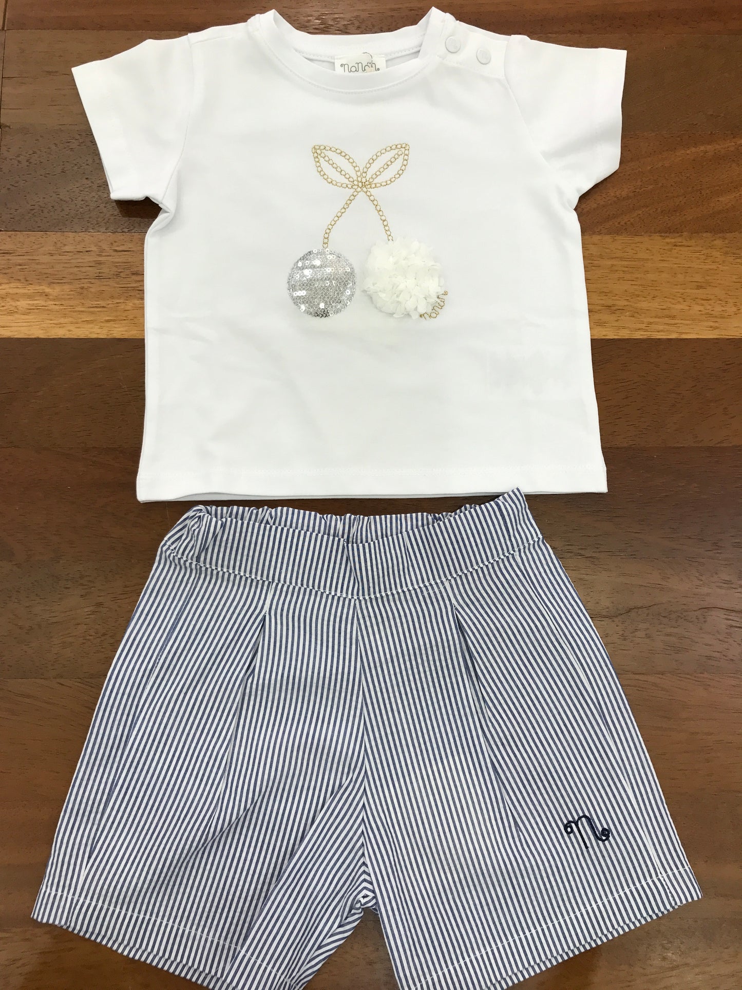 Completo Nanan T-shirt bianca con ciliegie in oro brillantinate con pantalone corto a righe bianche e blu