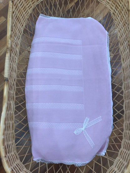 Coperta PCS con applicazione di valancienne al bordo pois bianchi sul davanti e fiocchetto laterale