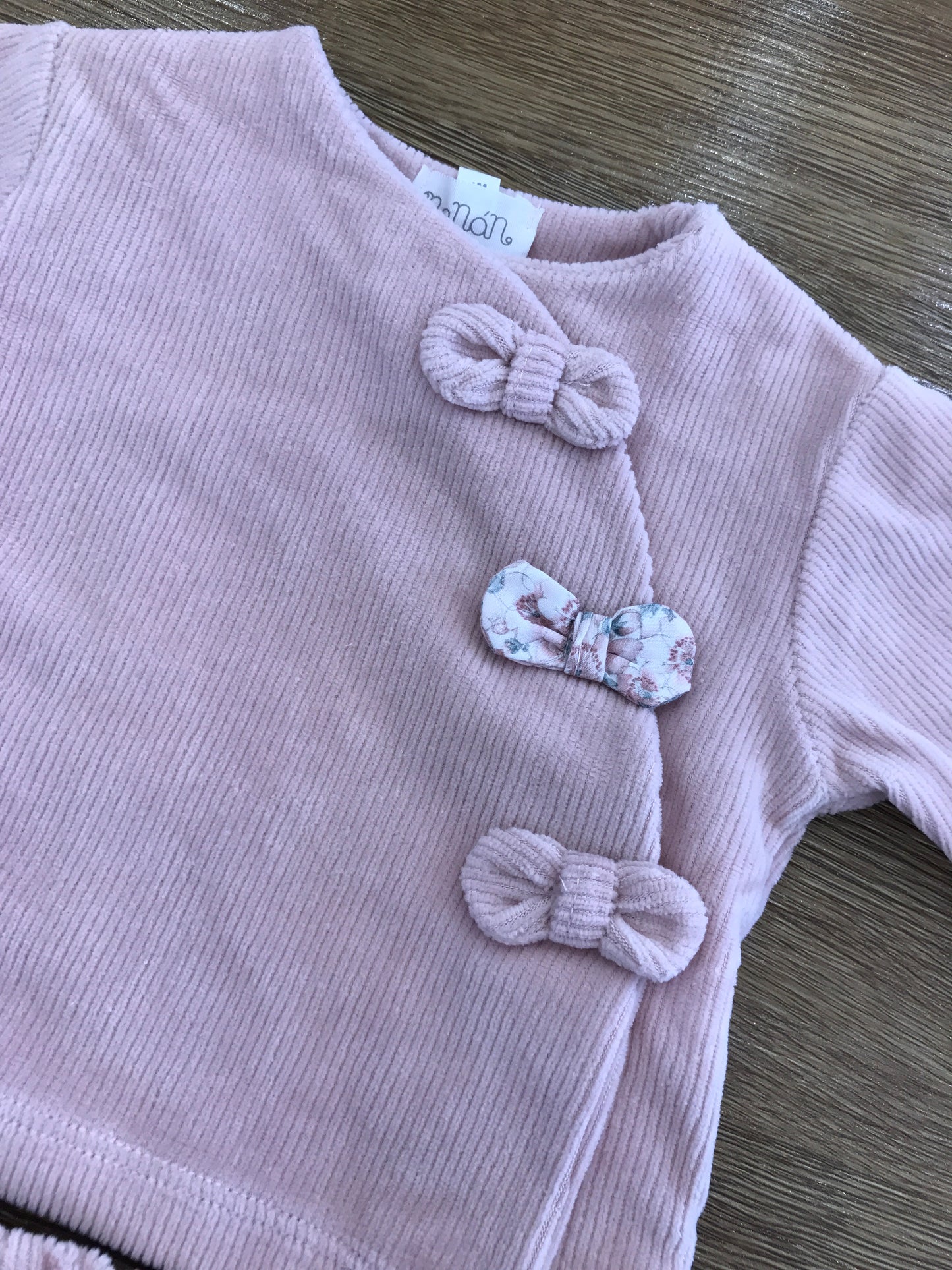Tutina Nanan due pezzi ciniglia a costine rosa antico con apertura trasversale con fiocchetti