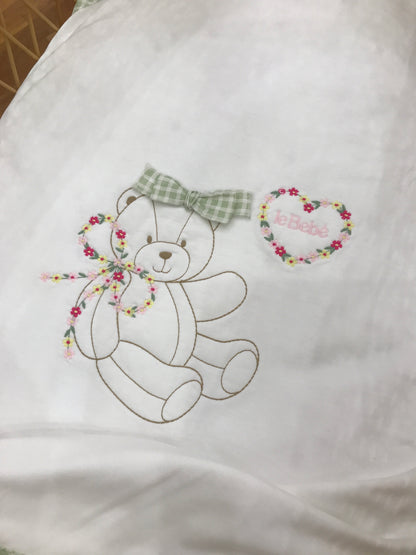 Coperta Le Bebè in cotone con angoli a quadretti verdi e bianchi con orsetto e  fiori sul davanti