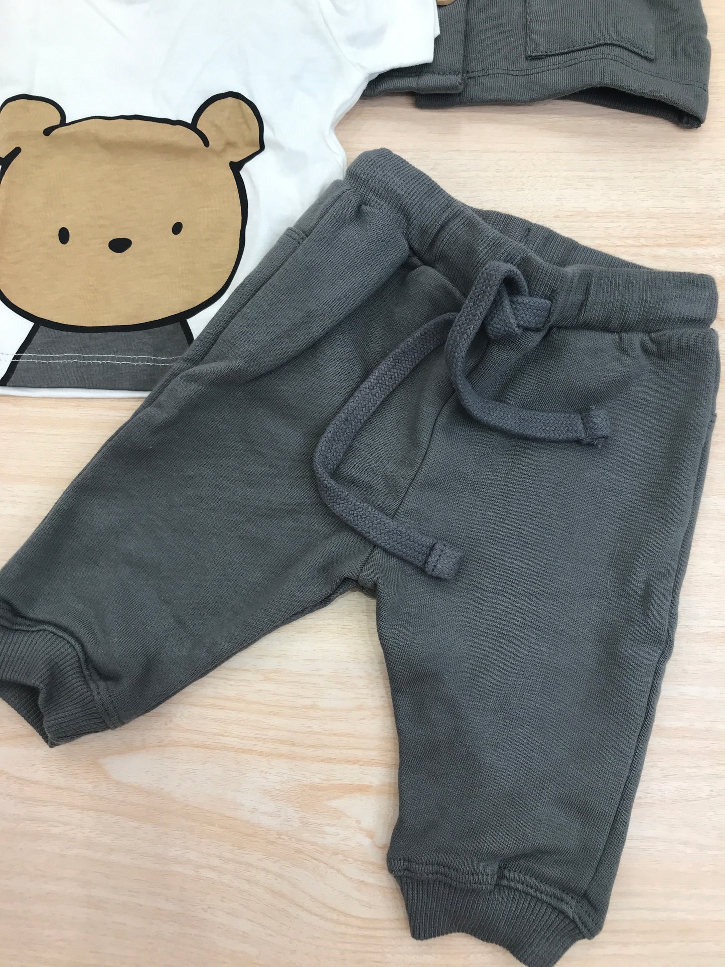 Tuta AVentiQuattrore in cotone grigio scuro tre pezzi t-shirt felpina e pantalone lungo con sacca abbinata decorato da orsetti