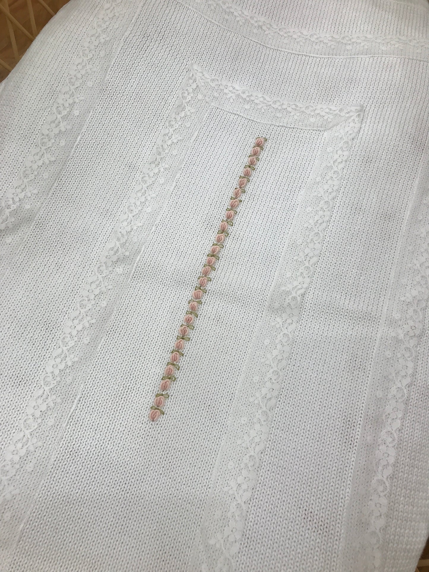 Coperta Piccola Giuggiola in filo bianco con applicazione di pizzo e rose rosa ricamate al centro in fila