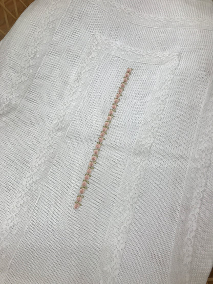 Coperta Piccola Giuggiola in filo bianco con applicazione di pizzo e rose rosa ricamate al centro in fila