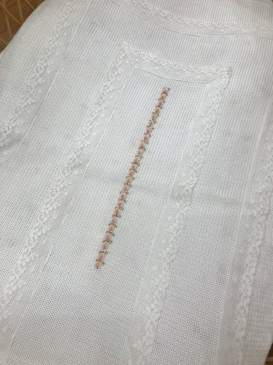 Coperta Piccola Giuggiola in filo bianco con applicazione di pizzo e rose rosa ricamate al centro in fila