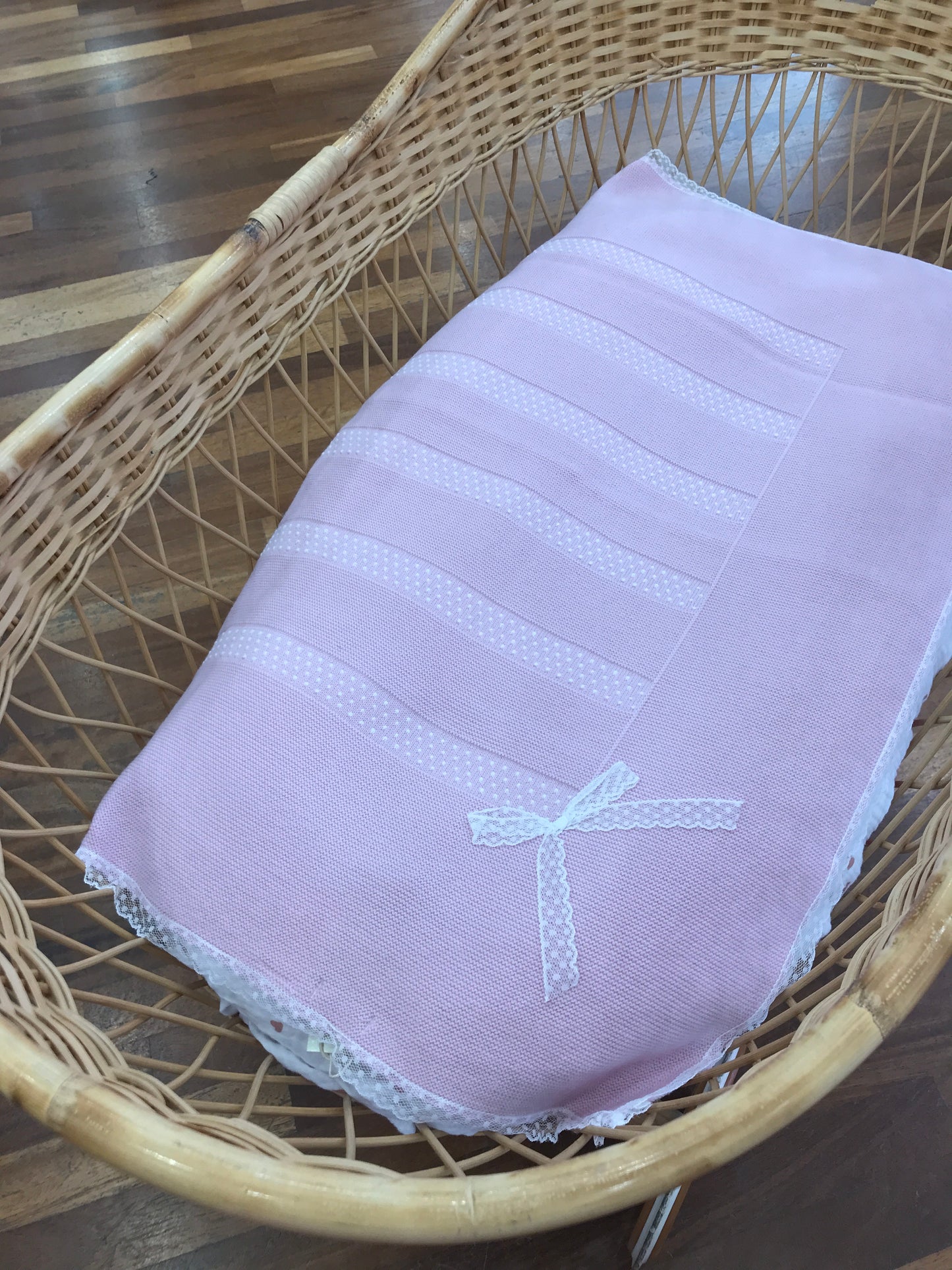 Coperta PCS con applicazione di valancienne al bordo pois bianchi sul davanti e fiocchetto laterale