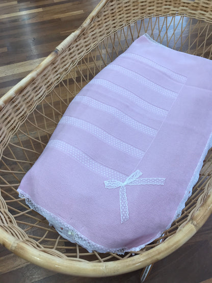 Coperta PCS con applicazione di valancienne al bordo pois bianchi sul davanti e fiocchetto laterale