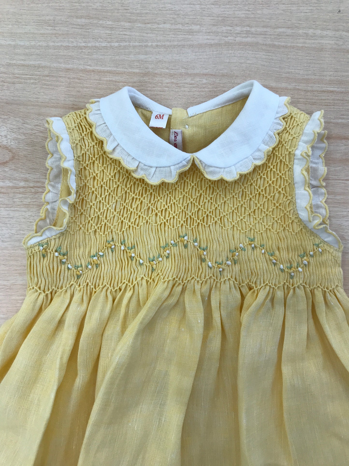 Abito Les Enfants de Gisele in lino smanicato con corpetto lavorato da punto smock e fiorellini, con collo bianco con rusche rifinita in giallo
