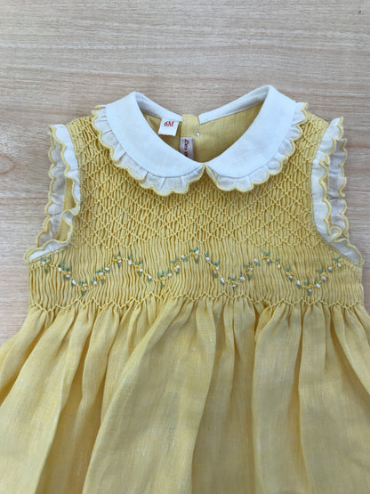 Abito Les Enfants de Gisele in lino smanicato con corpetto lavorato da punto smock e fiorellini, con collo bianco con rusche rifinita in giallo