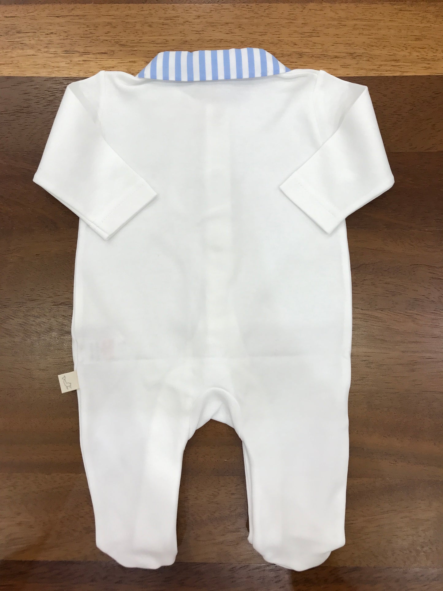 Tutina Baby Gi in cotone bianca maniche lunghe gamba lunga con piedini collo a righe bianche e celesti con dettagli che scende sul davanti