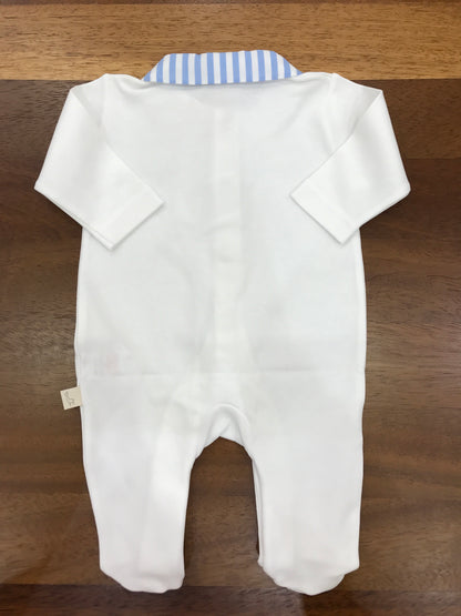 Tutina Baby Gi in cotone bianca maniche lunghe gamba lunga con piedini collo a righe bianche e celesti con dettagli che scende sul davanti