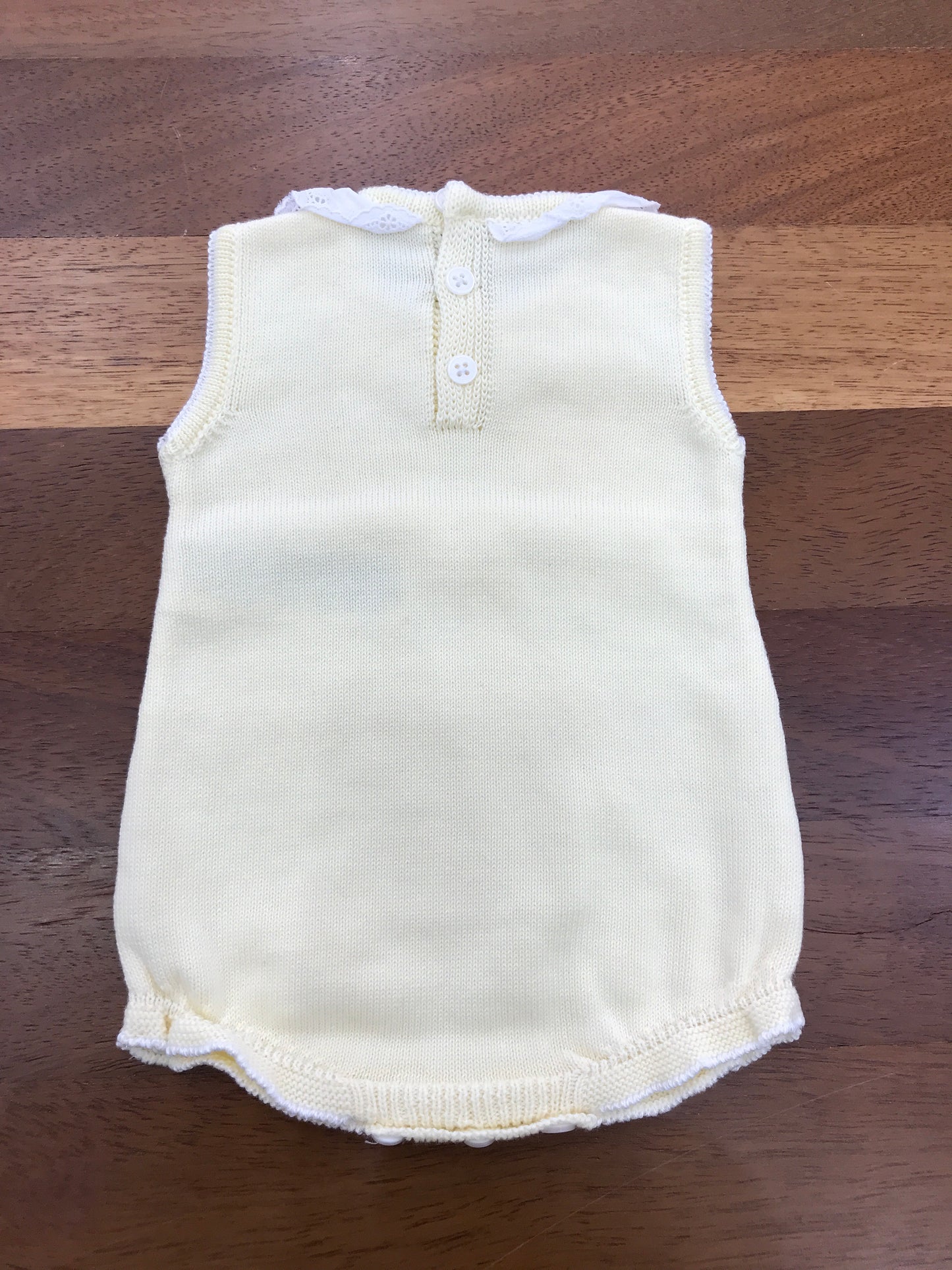 Pagliaccetto Paz Rodriguez in filo giallo con lavorazione a maglia sul petto con collo con rusche smerlata bianca