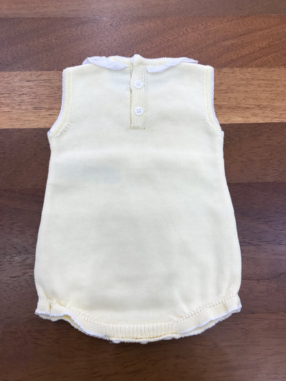 Pagliaccetto Paz Rodriguez in filo giallo con lavorazione a maglia sul petto con collo con rusche smerlata bianca