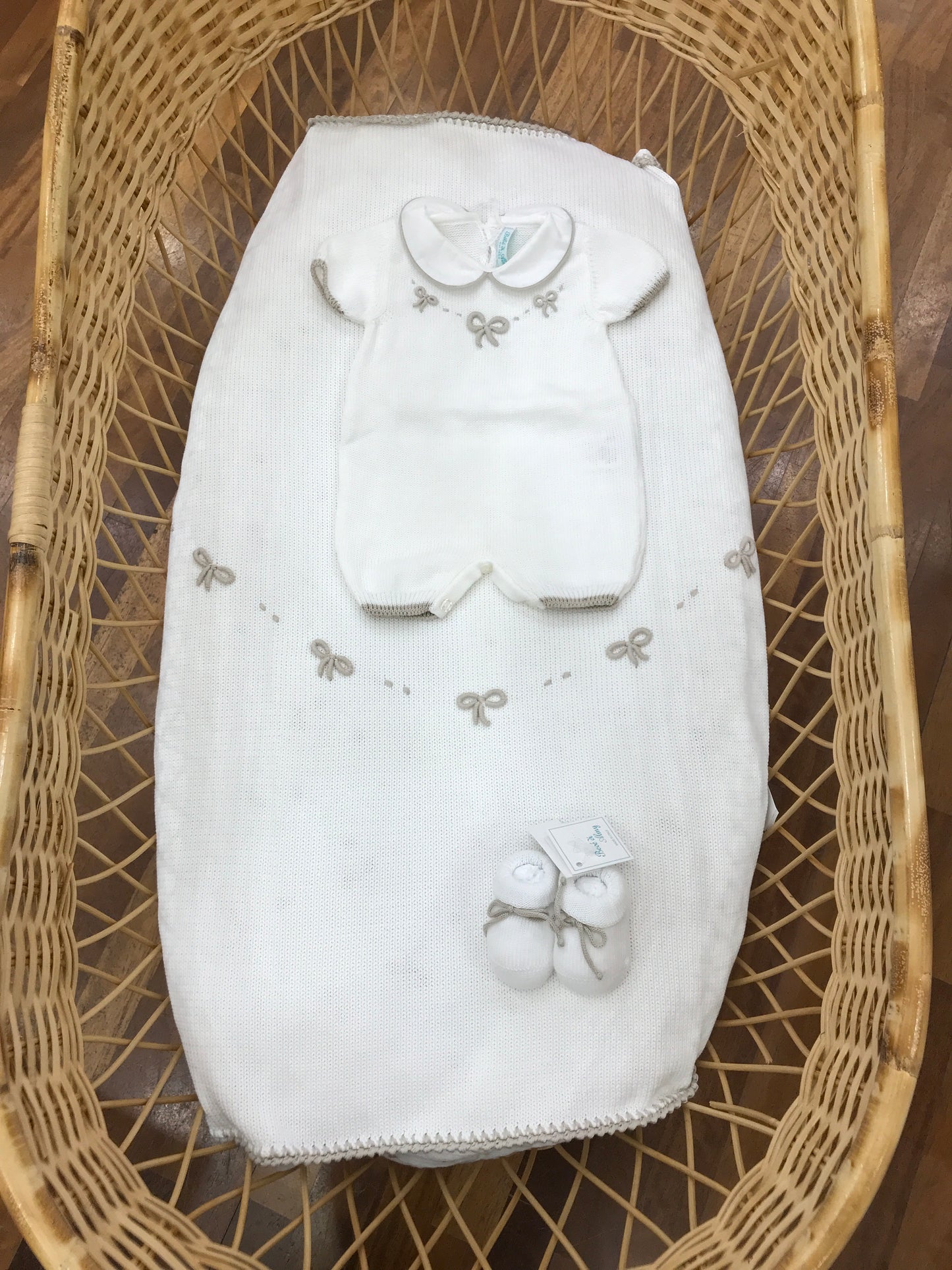 Coordinato nascita Bebè di Almy in filo bianco e con fiocchi tortora su coperta e pagliaccetto con babbucce abbinate