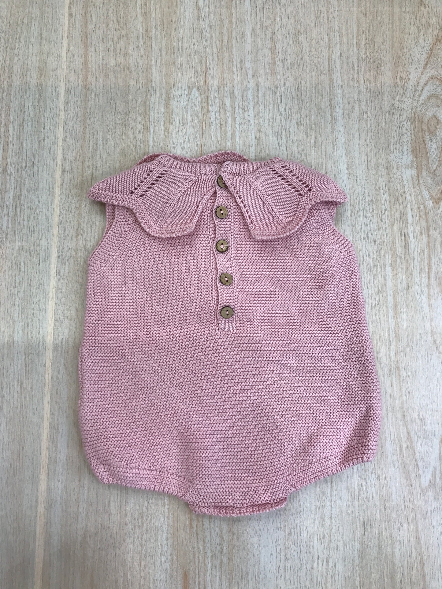 Pagliaccetto PCS in filo rosa con collo con rusche traforata
