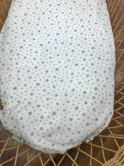 Coperta Laranjinha in cotone bianca con fiorellini celesti