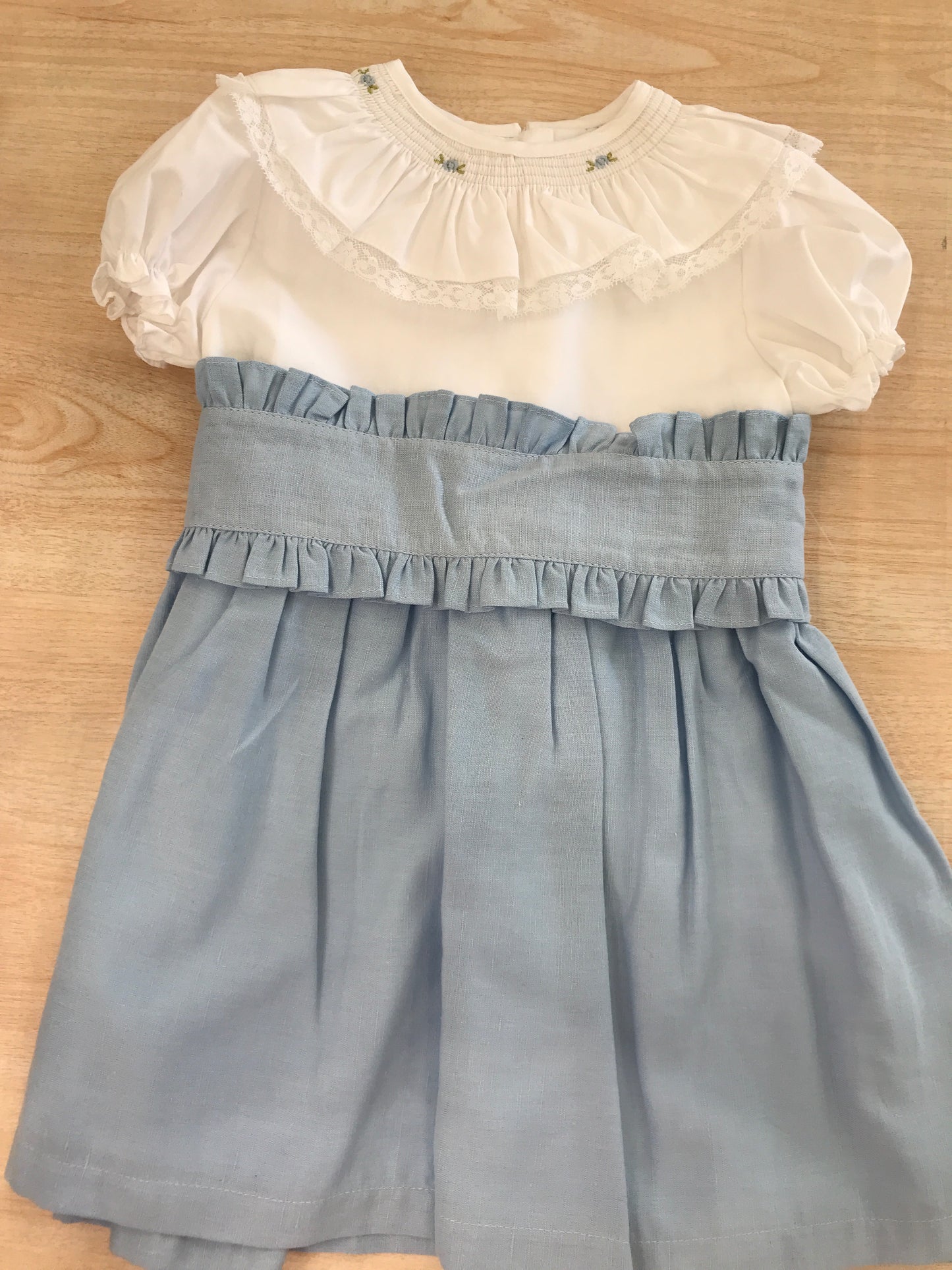 Abito Fofettes in cotone mezza manica a sbuffo con colletto con rusche con rose e pizzo con fascia in vita e fiocco sul retro