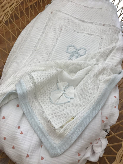 Coperta Ladia in filo bianca con riquadri con valancienne con fiocco centrale