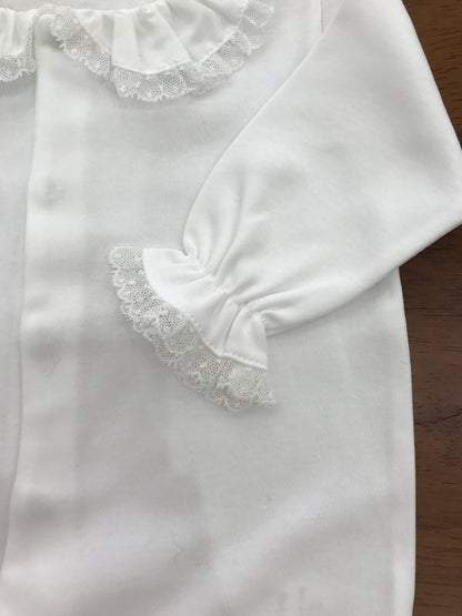 Tutina Baby Gi in cotone bianco manica lunga gamba lunga con piedini con collo con rusche rifinita da pizzo
