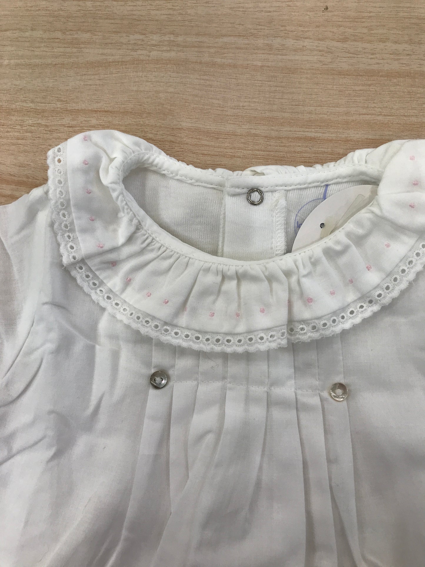 Body Laranjinha in cotone mezza manica con collo con rusche rifinita in san gallo e pois rosa con effetto finta camicia