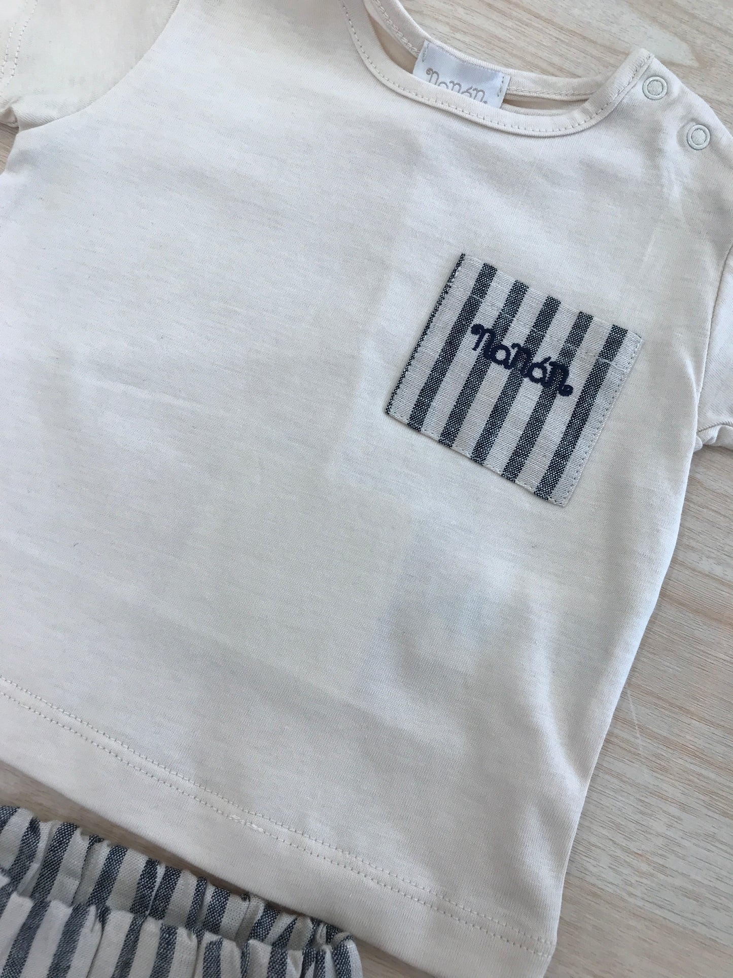 Completo Nanan in cotone t-shirt mezza manica con taschino a righe con pantalone a righe