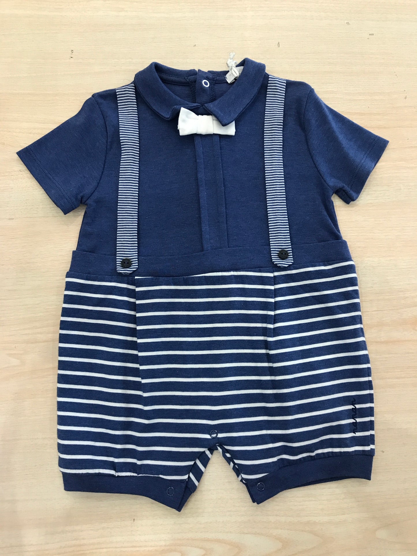 Pagliaccetto Nanan in cotone avio con righe con papillon e finte bretelle