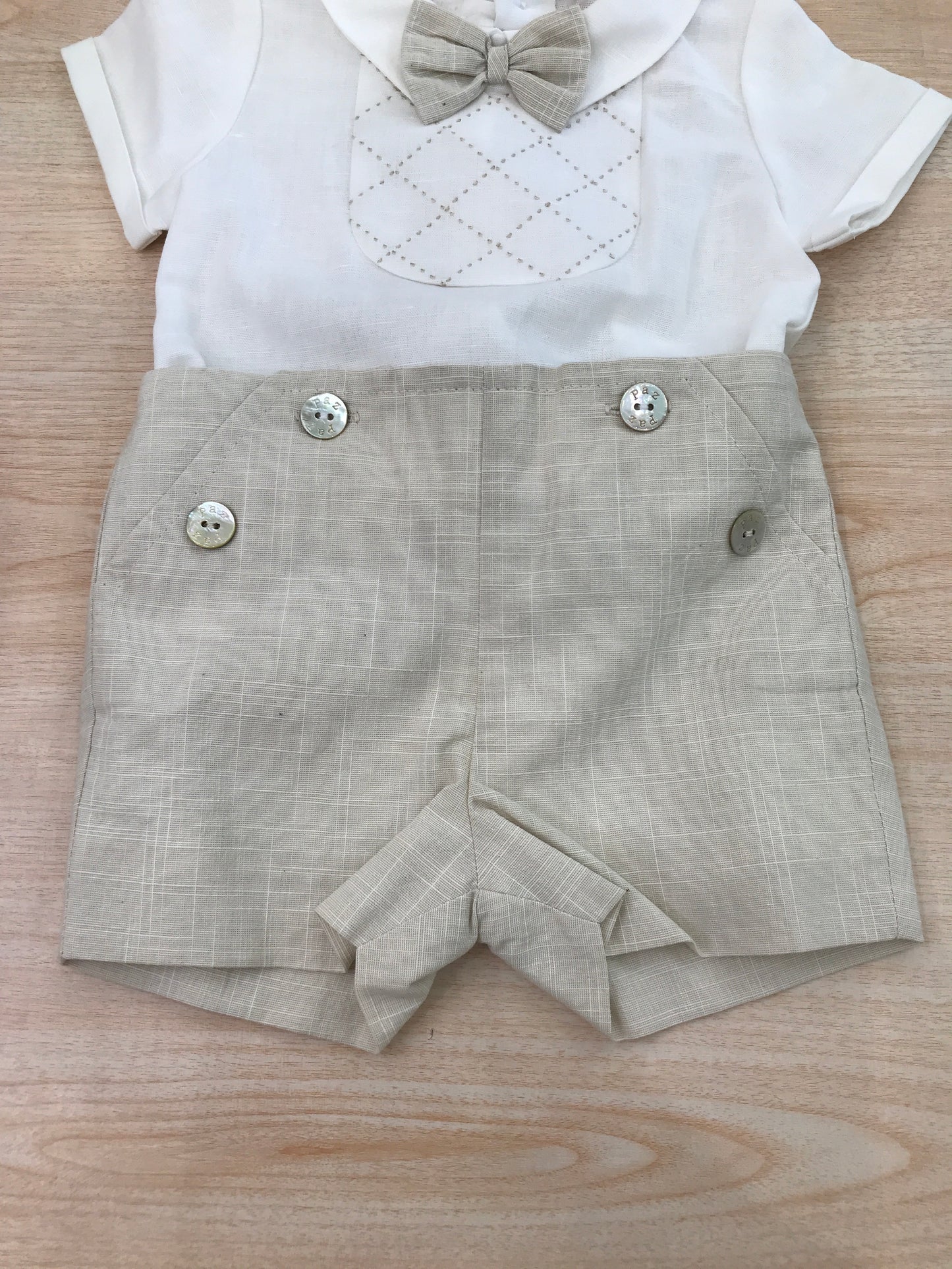 Completo Paz Rodriguez in lino camicia mezza manica con lavorazione e papillon sul davanti con pantalone corto